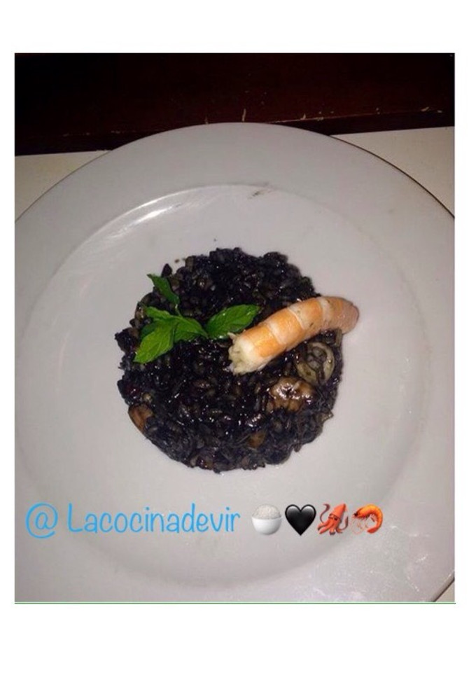Una foto de Arroz negro con calamares y gambas