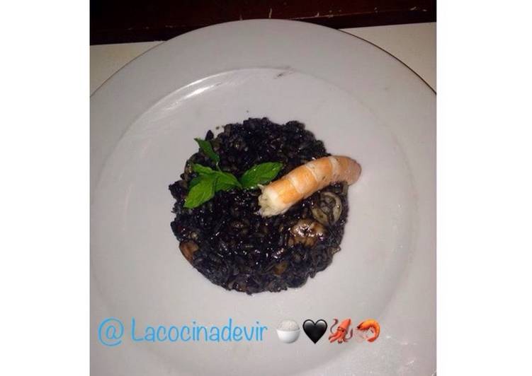 Arroz negro con calamares y gambas