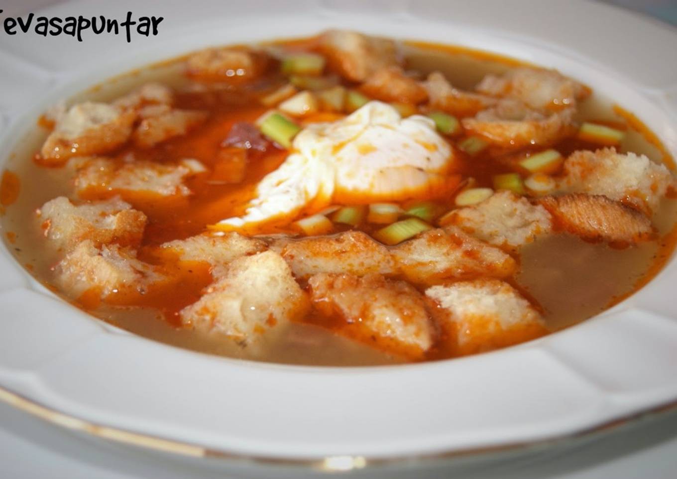 Sopa de ajo "toque Torres"