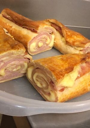 Una foto de Arrollado de jamón y queso