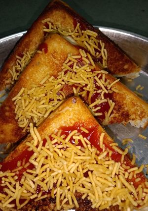 चीजी पनीर सैंडविच स्टफ्ड विथ बनाना रेसिपी मुख्य फोटो