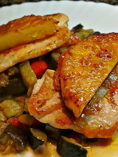 Una foto de Pechugas de pavo con pisto y piña caramelizada