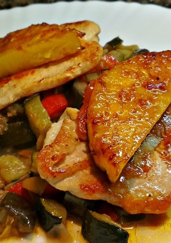 Una foto de Pechugas de pavo con pisto y piña caramelizada