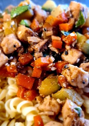 Una foto de Pasta con pollo y verduras estilo chop suey, reducido en sodio