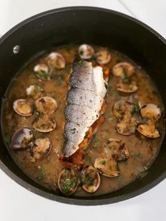 Una foto de Lubina rellena de langostinos y panceta en salsa verde