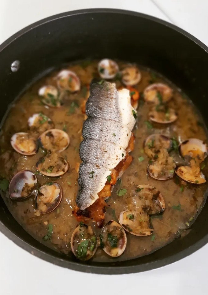 Una foto de Lubina rellena de langostinos y panceta en salsa verde