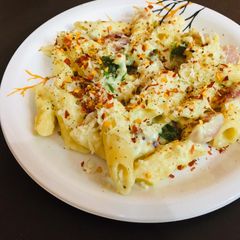 A picture of White sauce pasta.