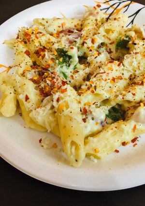 A picture of White sauce pasta.