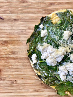 Una foto de Frittata vegetal deliciosa, con ensalada