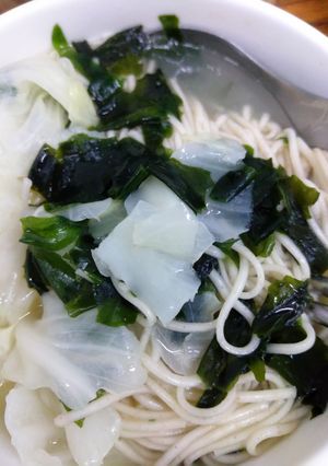 高麗菜海帶湯麵 的食譜成品照片