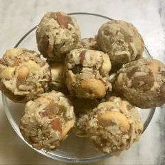 A picture of Dry fruits laddu.