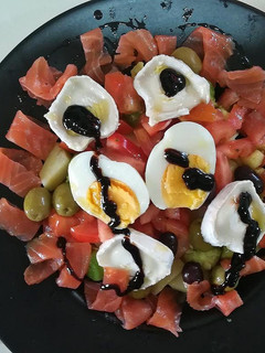 Una foto de Ensalada de patatas y salmón