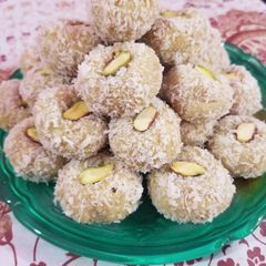 A picture of Coconut barfi.