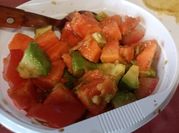 Una foto de ensalada de papaya y aguacate