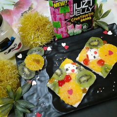 A picture of Creamy fruity open sandwich.