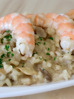Una foto de Risotto de champiñones y setas con langostinos