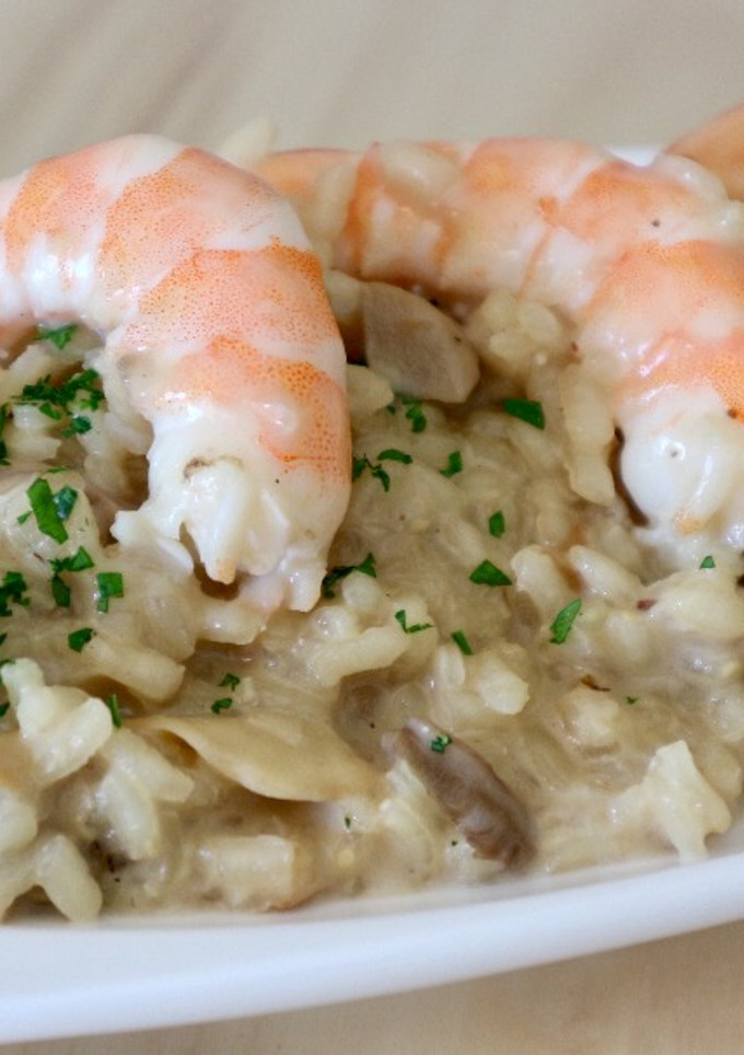 Una foto de Risotto de champiñones y setas con langostinos