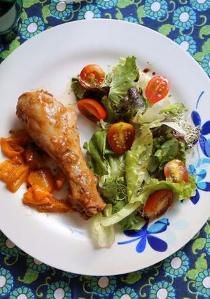 Una foto de Pollo criollo con batatas y manzanas: