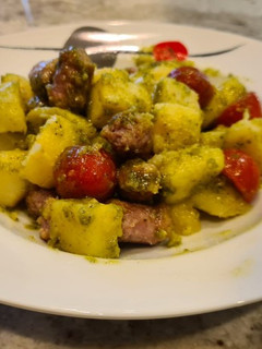 Una foto de Ensalada de patata al pesto con salchichas