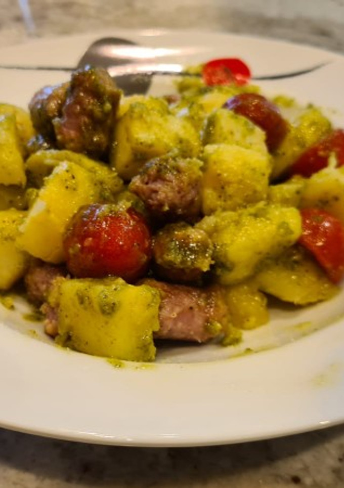 Una foto de Ensalada de patata al pesto con salchichas