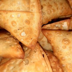 A picture of Alu samosa.