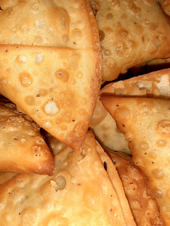 A picture of Alu samosa.