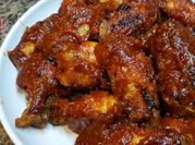 Una foto de alitas de pollo salsa barbacoa