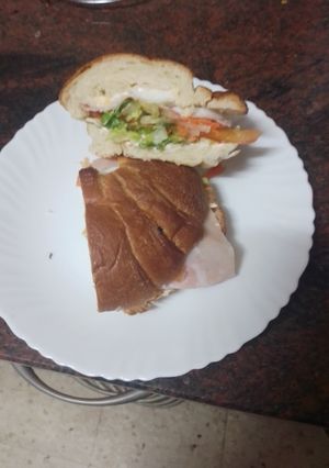 Una foto de Croissant vegetal con jamón cocido, huevo duro y mayonesa