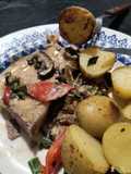 Churrascos de cerdo al verdeo con portobellos y papas