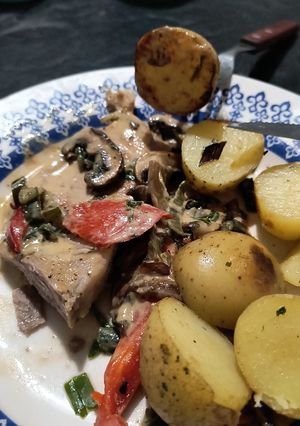Una foto de Churrascos de cerdo al verdeo con portobellos y papas
