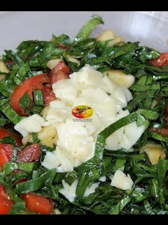 Una foto de Ensalada de espinaca con manzana