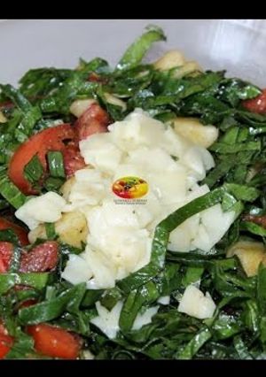 Una foto de Ensalada de espinaca con manzana