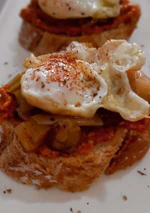 Una foto de Pincho de calçots en escabeche, romesco y huevo de codorniz