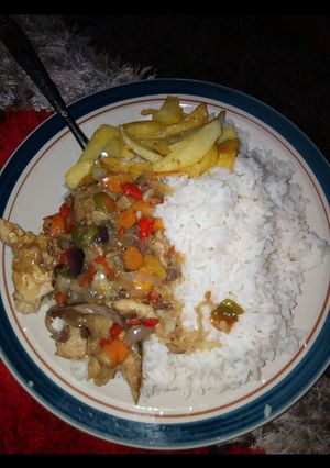 A picture of Rice+fried potato& veggies sauce with scramble fish.