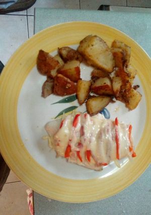 Una foto de Papas rústicas con pollo