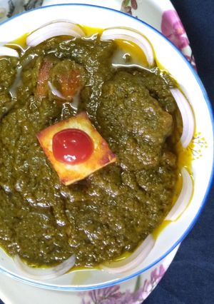 A picture of Palak paneer.