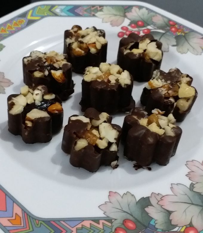 A picture of Dark Chocolate Mixed Dry Fruit Bites.