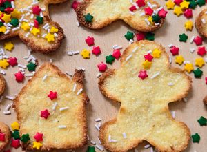 Una foto de Galletitas muñequitos de coco y jengibre 🥥 sin harina, sin gluten 🫚Coconut and ginger lovers ♥️