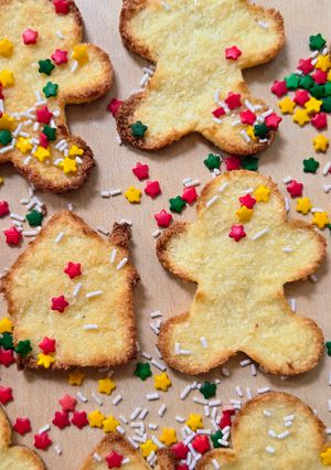 Una foto de Galletitas muñequitos de coco y jengibre 🥥 sin harina, sin gluten 🫚Coconut and ginger lovers ♥️