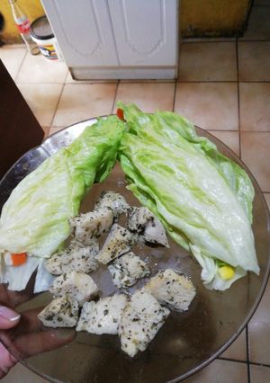 Una foto de Rollitos de lechuga con pechuga de pollo