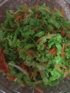 Una foto de Ensalada de lechuga y otros vegetales