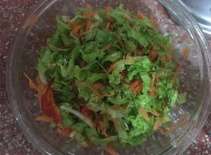 Una foto de Ensalada de lechuga y otros vegetales