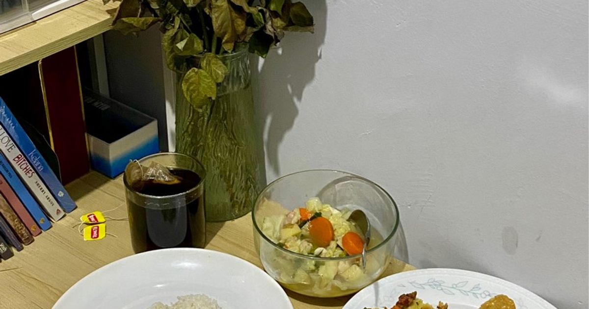 Rangkaian Menu Sederhana (Nasi, Sambal Teri Asin, Sayur Sop, Tempe Goreng, Telur Dadar, Teh Panas)