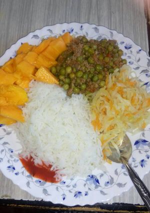 A picture of Boiled rice with minced meat, peas and steamed cabbage.