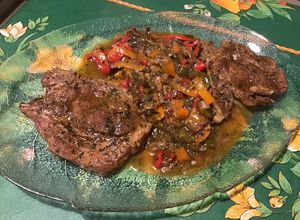 Une photo de Côtes de porc aux poivrons, coriandre, ail fumé et épices cajun