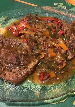 Une photo de Côtes de porc aux poivrons, coriandre, ail fumé et épices cajun
