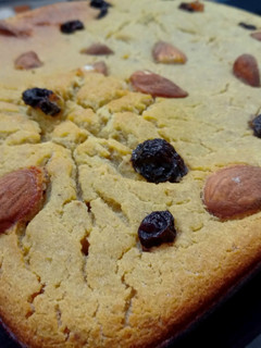 Una foto de Budín humedad de fruta, almendras y pasas 🍎🍐 sin tacc