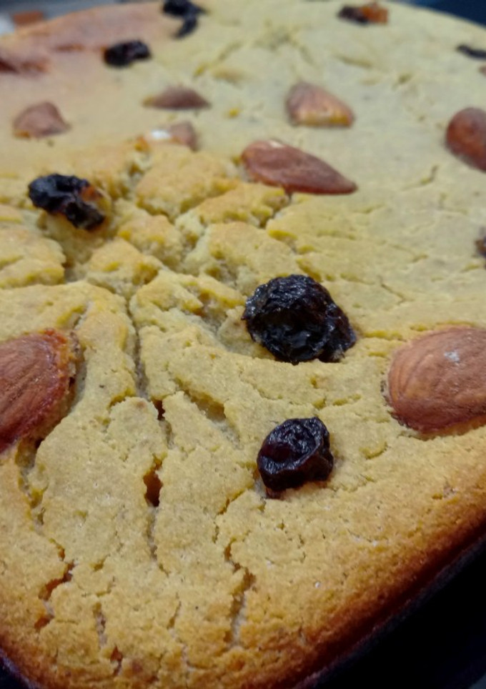 Una foto de Budín humedad de fruta, almendras y pasas 🍎🍐 sin tacc