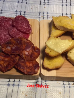 Una foto de Tabla de Embutidos y Pan de Ajo Cena 18-M