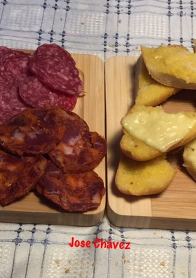 Una foto de Tabla de Embutidos y Pan de Ajo Cena 18-M